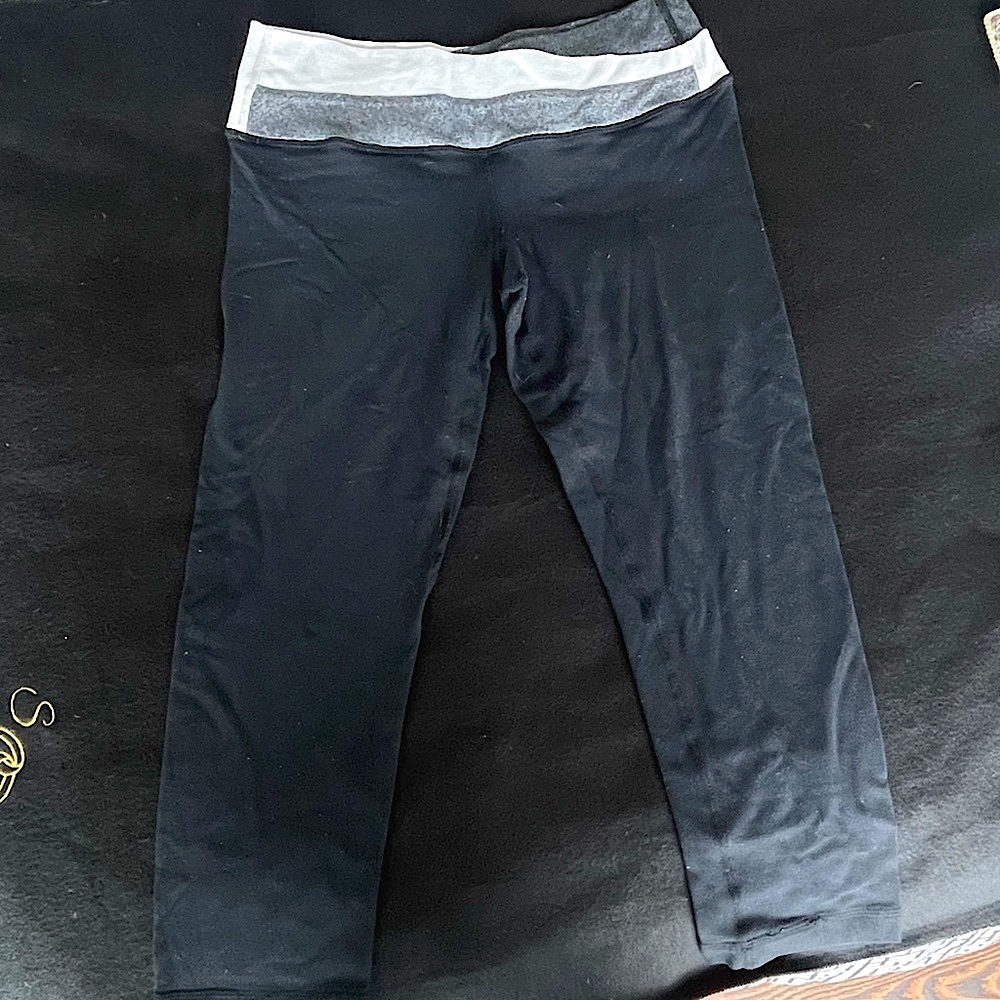 Lululemon black cropped leggings with contrast top. Size 6